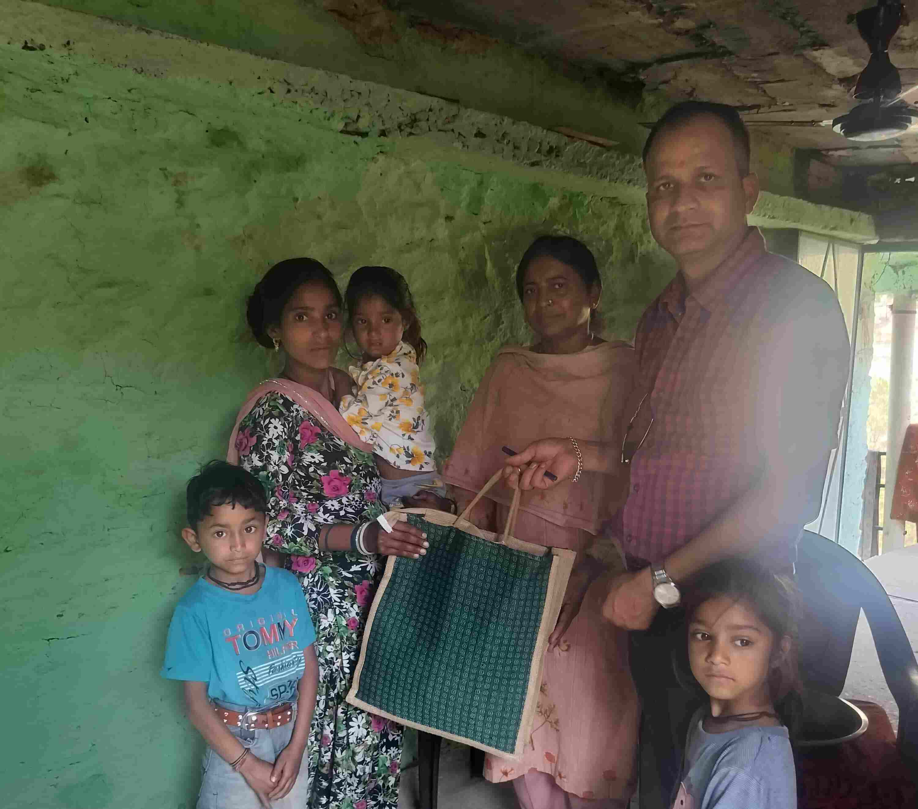 फ़्योंली’ पहल के अंतर्गत अतिकुपोषित बालिका को दी पोषण किट 