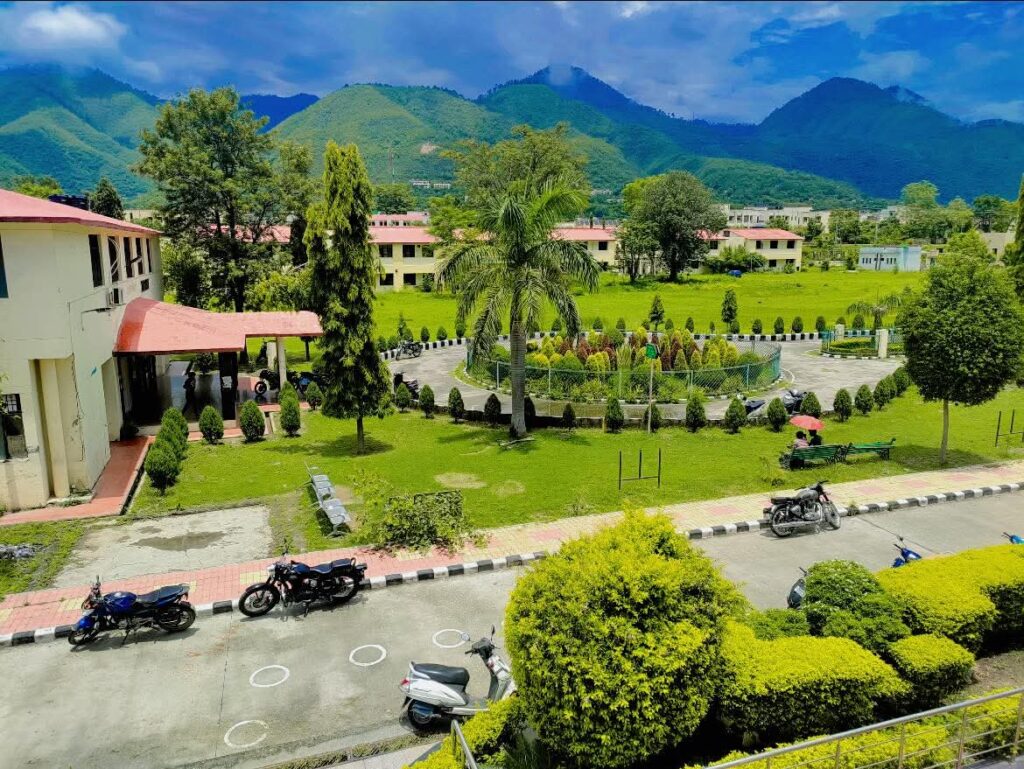 गढ़वाल विश्वविद्यालय के चौरास परिसर को सीयूईटी परीक्षा केंद्र बनाए जाने पर भाजपा कार्यकर्ताओं और छात्रों ने जताई खुशी