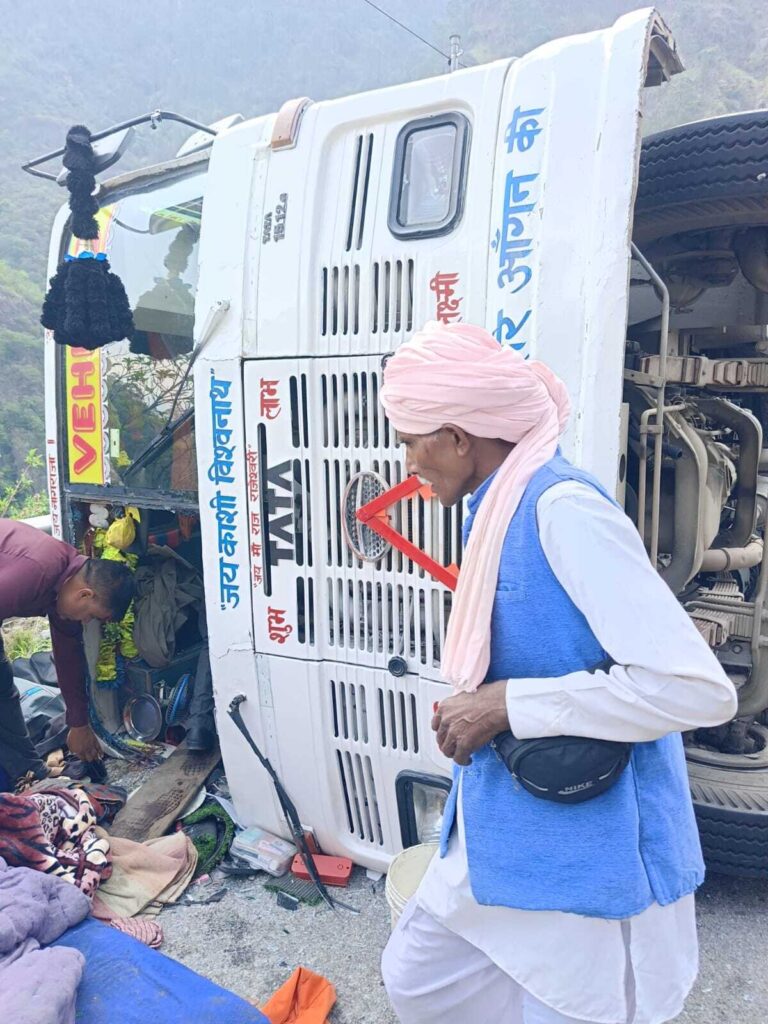 गंगोत्री हाईवे पर तीर्थयात्रियों से भरी बस पलटी, सभी यात्री सुरक्षित