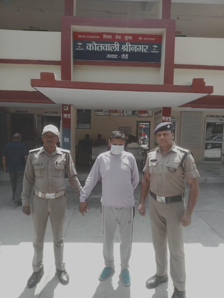 कोतवाली श्रीनगर पुलिस ने एक शातिर वारंटी को किया गिरफ्तार