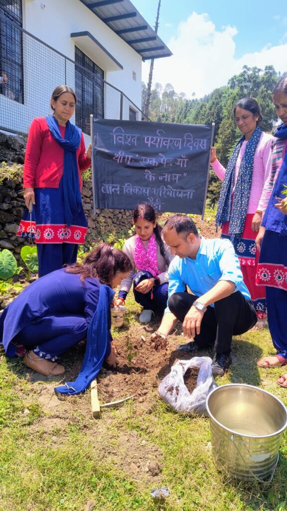 विश्व पर्यावरण दिवस पर आंगनवाड़ी केंद्र पूल्ड हाउस में हुआ पौधारोपण