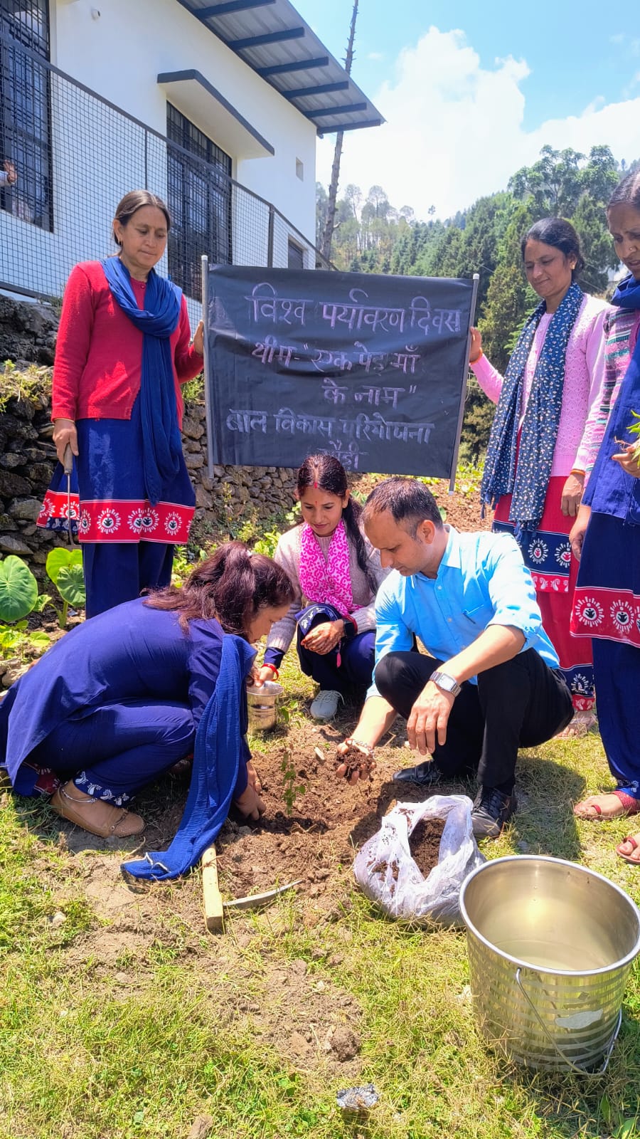 विश्व पर्यावरण दिवस पर आंगनवाड़ी केंद्र पूल्ड हाउस में हुआ पौधारोपण