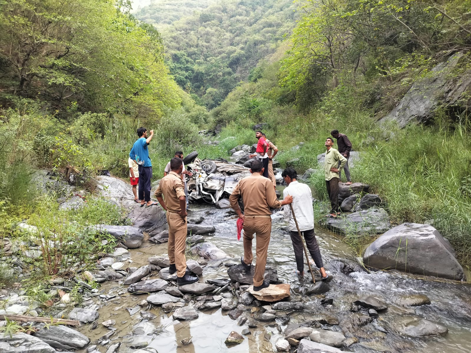 पयालगाँव के पास दर्दनाक हादसा,कार खाई में गिरने से दो लोगों की मौके पर मौत