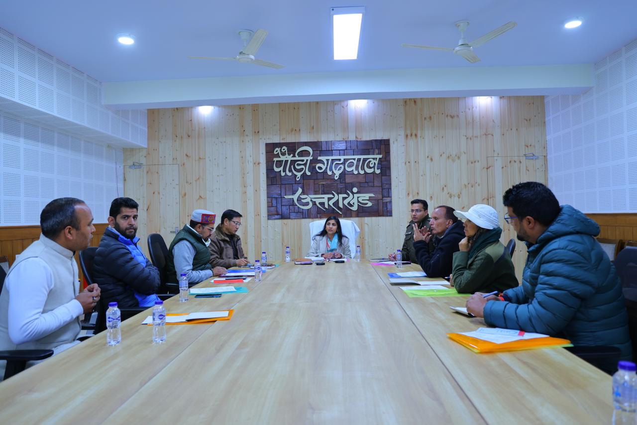 सोशल मीडिया पत्रकारों पर लगेगा शिकंजा, डीएम की बैठक में उठा बड़ा मुद्दा