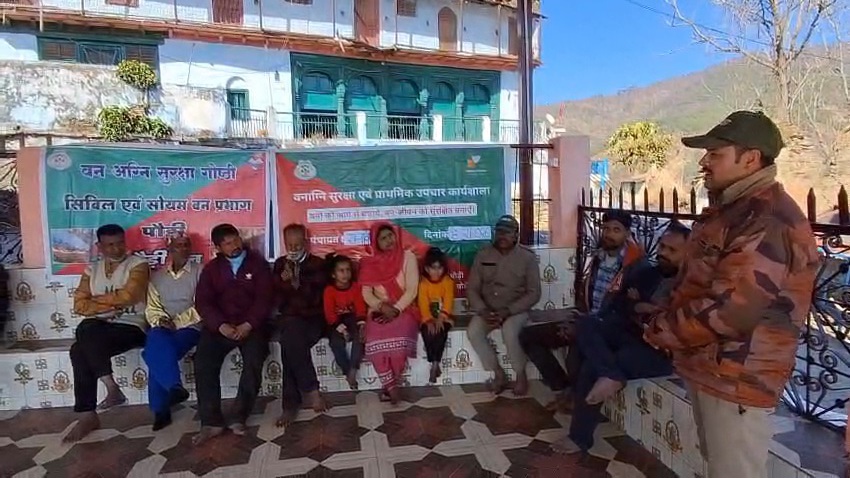 फायर सीज़न से पहले पौड़ी में वन विभाग की जागरूकता मुहिम, ग्रामीणों को दिलाई पर्यावरण संरक्षण की शपथ