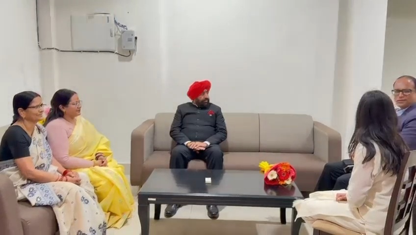 राज्यपाल के हेलीकॉप्टर की हुई इमरजेंसी लैंडिंग