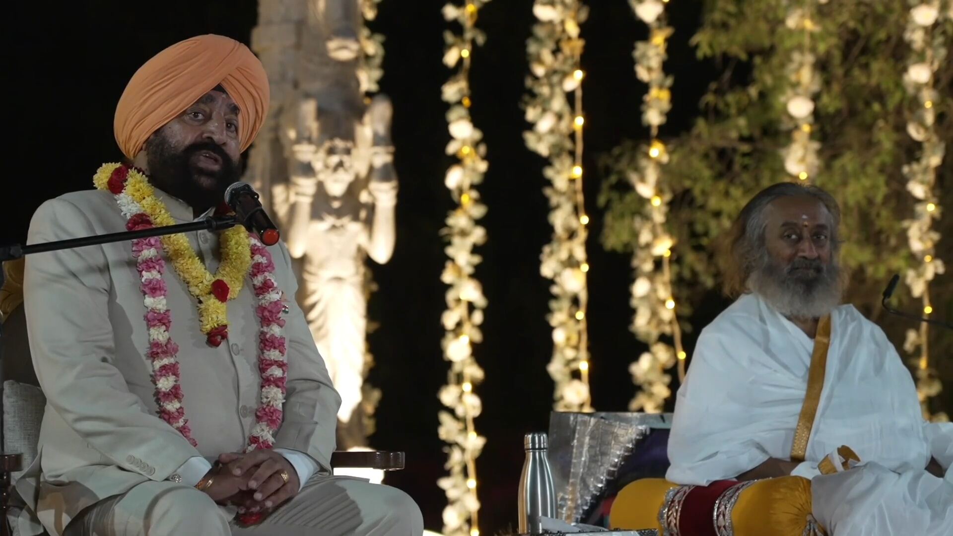 आर्ट ऑफ लिविंग के 45वें स्थापना वर्ष पर  राज्यपाल ने गुरुदेव श्री श्री रविशंकर से की भेंट