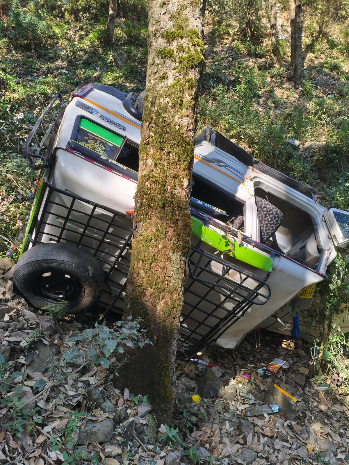 श्रीनगर-खिर्सू मार्ग पर बड़ा हादसा टला: बाइक-मैक्स की टक्कर के बाद दोनों वाहन खाई में गिरे, 8 घायल