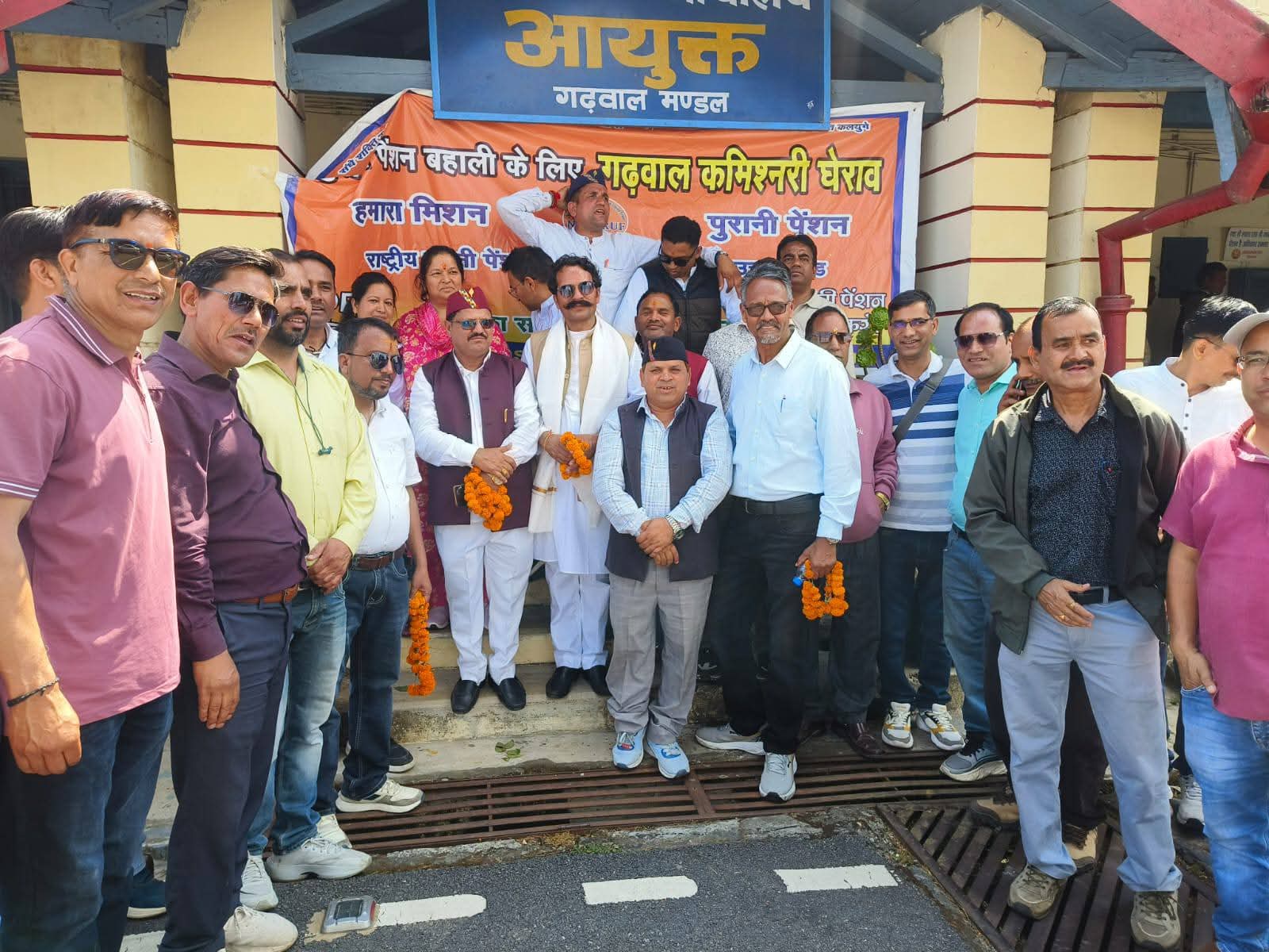 पुरानी पेंशन बहाली को लेकर कर्मचारियों का कमिश्नरी घेराव, सरकार को दी चुनावी चेतावनी