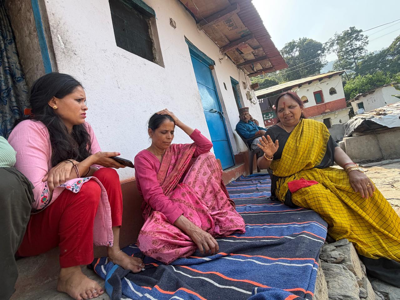 कमंद गांव में गुलदार के हमले में मृतक के परिवार से मिलीं कांग्रेस नेत्री अरुणा कुमार,