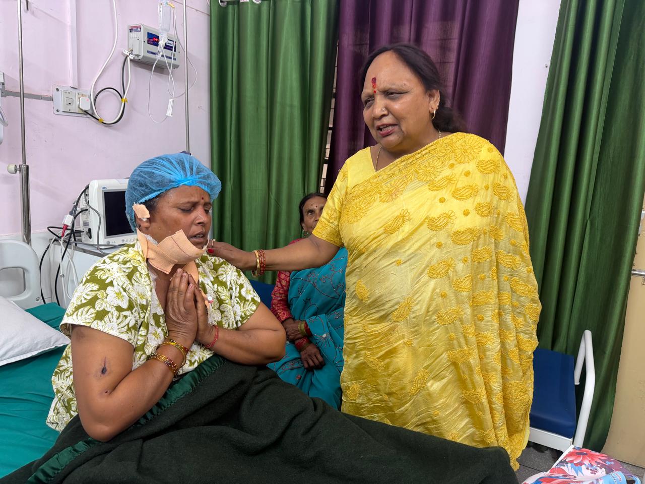 श्रीनगर अस्पताल पहुंचीं अरुणा कुमार, घायल महिला का जाना हाल