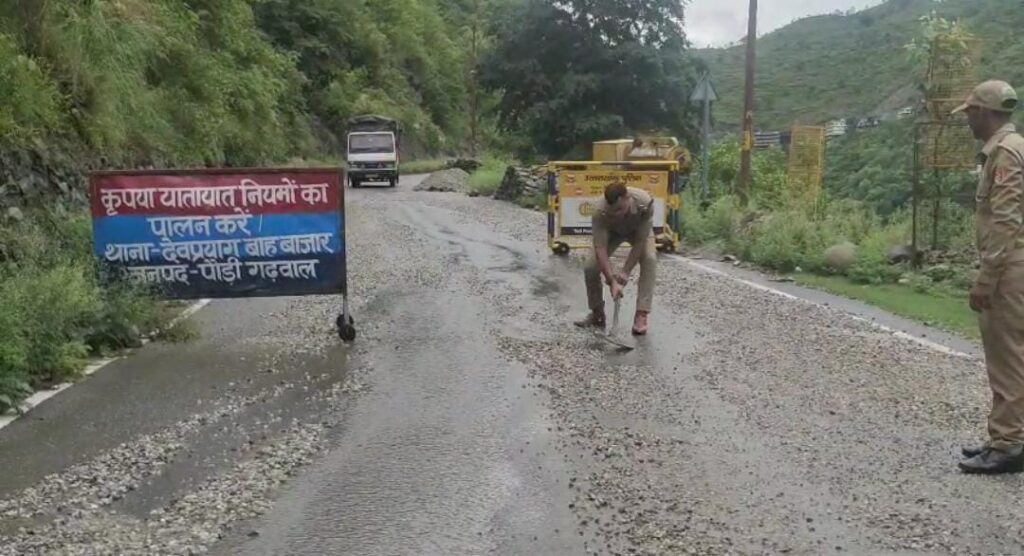 मूसलाधार बारिश के बीच देवदूत बनी पुलिस, सड़क पर उतरे थाना प्रभारी; मलबा हटाकर टाला बड़ा हादसा