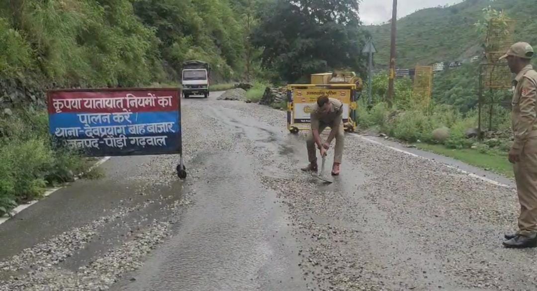 मूसलाधार बारिश के बीच देवदूत बनी पुलिस, सड़क पर उतरे थाना प्रभारी; मलबा हटाकर टाला बड़ा हादसा