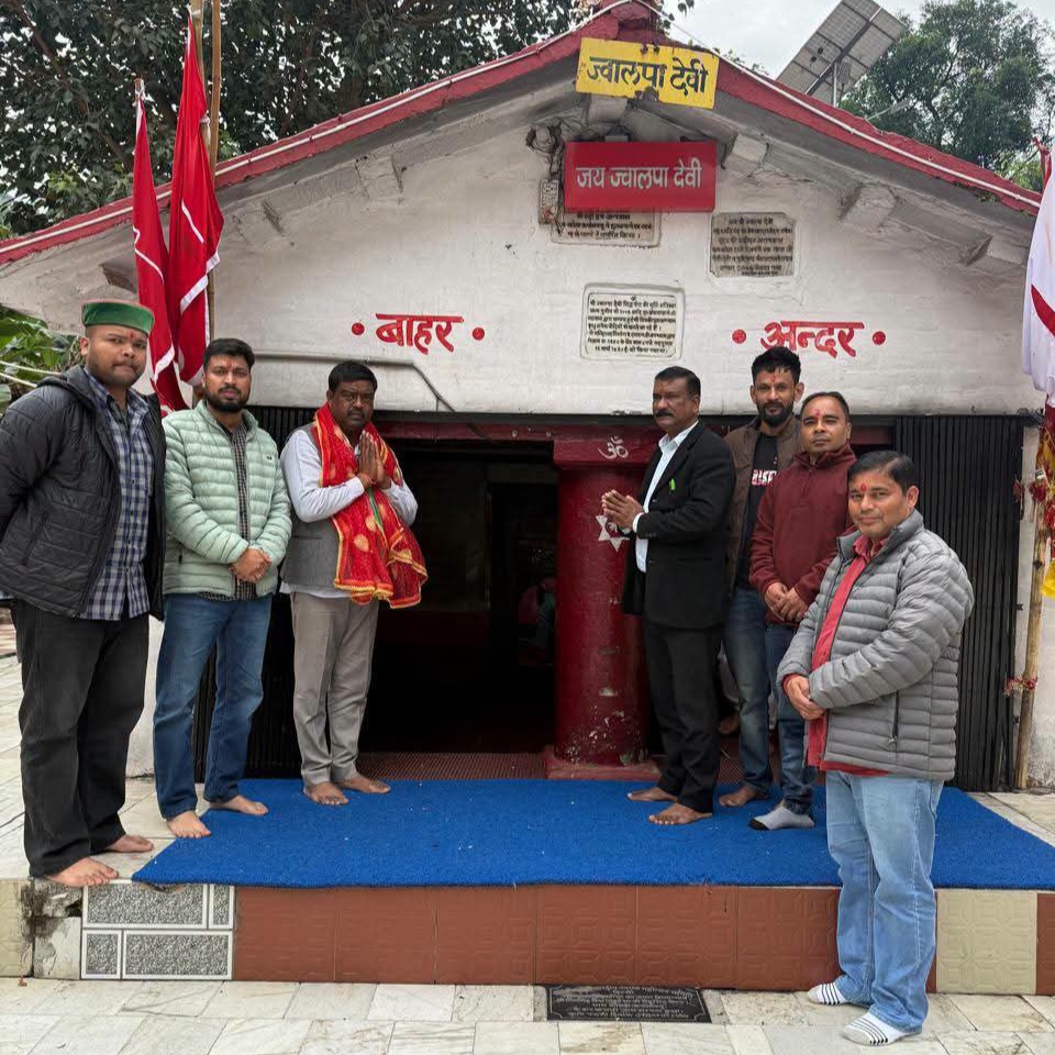 कांग्रेस नेता विनोद दनोशी ने मां ज्वाल्पा देवी के दर्शन कर लिया आशीर्वाद, स्थानीय लोगों से किया संवाद