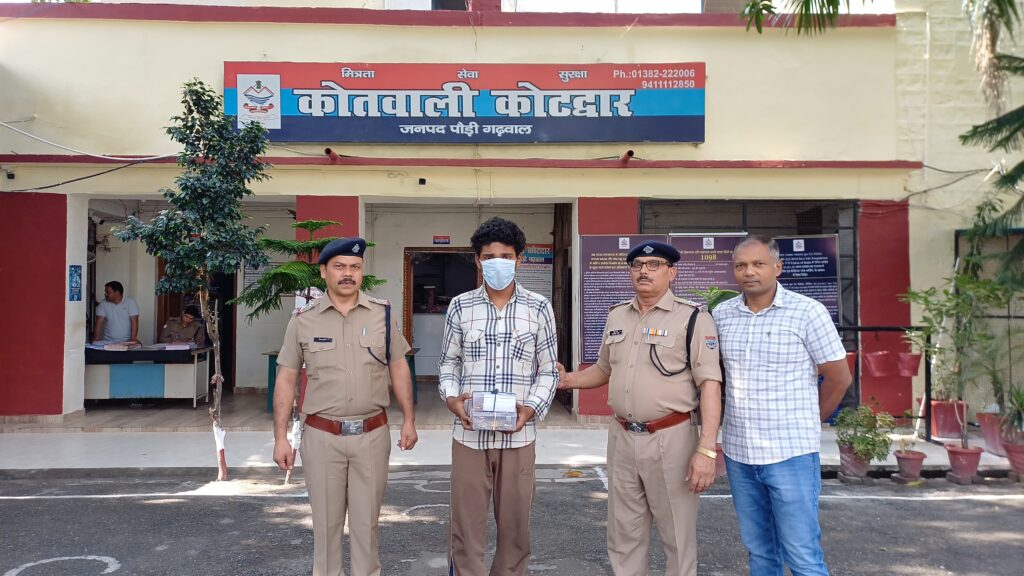 बेटे ने अपने ही घर में डाली सेंध, मां के लाखों के गहने लेकर हुआ फरार