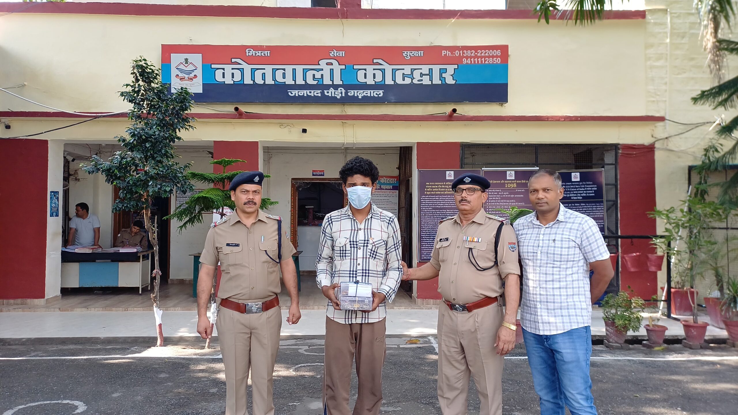 बेटे ने अपने ही घर में डाली सेंध, मां के लाखों के गहने लेकर हुआ फरार